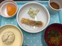 《常食》《アレルギー除去食》昼食は、鮭のしょうゆマヨチーズ焼きです。