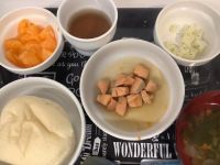 《中期B》昼食は、鮭のだし煮です。