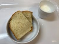 《常食》おやつは、チーズ食パンです。