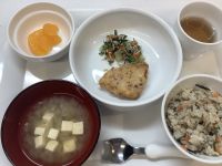 昼食は、ひじきとツナの炊き込みご飯です。《常食》