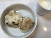 《ひまわりぐみ》おやつは、自分で握ったしめじおにぎりです。