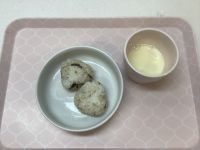 おやつアレルギー除去食昆布とごまのおにぎり