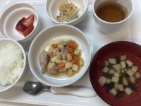 鶏肉と里芋の煮物です《常食》