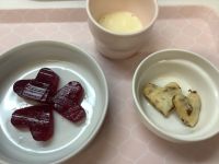 《常食》《アレルギー除去食》おやつは、ぶどうゼリーとレーズンクッキーです。