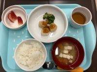 《常食》《アレルギー除去食》昼食は、豚肉団子の甘酢あんかけです。