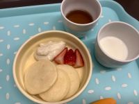 《常食》《アレルギー除去食》おやつは、米粉のパンケーキと豆乳クリームとフルーツです。