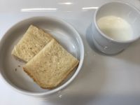 《常食》おやつは、チーズ食パンです。