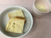《常食》《アレルギー除去食》おやつは、チーズ食パンです。