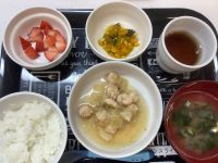 《中期B》昼食は、鶏肉団子と野菜煮です。