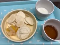 《常食》おやつは、米粉パンケーキと豆乳クリームとフルーツです。