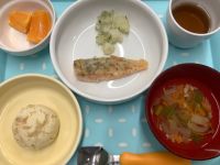 《常食》《アレルギー除去食》昼食は、鮭の醤油マヨネーズ焼きです。