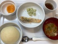 《常食》昼食は、鮭の醤油マヨネーズ焼きです。