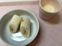 《常食》《アレルギー除去食》おやつは、恵方巻きロールです。