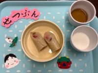 《常食》《アレルギー除去食》おやつは、米粉の恵方巻きロールです。