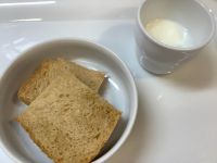 《常食》《中期B》おやつは、黒糖食パンです。