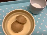 《常食》《アレルギー除去食》おやつは、米粉の黒糖蒸しパンです。