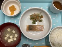 《アレルギー除去食》《常食》昼食は、鮭の塩焼きです