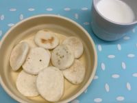 《常食》《アレルギー除去食》おやつは、米粉のヨーグルトパンケーキです。