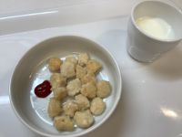 《中期B》おやつは、焼き豆腐のナゲットです。