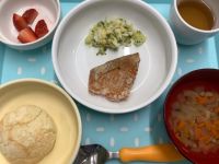 《常食》《アレルギー除去食》昼食は、鮭の醤油マヨ揚げです。