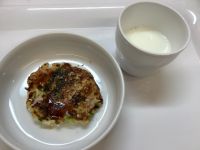 《常食おやつは、豆腐とキャベツのお好み焼きです。