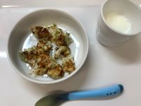 《中期B》おやつは、豆腐とキャベツのお好み焼きです。