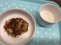 《常食》《アレルギー》おやつは、豆腐とキャベツのお好み焼きです。