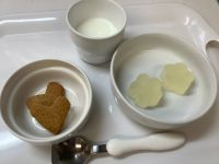 《常食》おやつは、りんごゼリーとおからクッキーです。