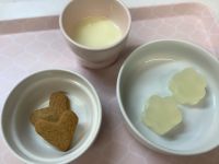 《常食》《アレルギー除去食》おやつは、りんごゼリーとおからクッキーです。