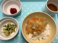 《常食》《アレルギー除去食》昼食は、米粉の大根カレーです。