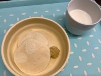 《常食》《アレルギー除去食》おやつは、米粉パンケーキのモンブランです。