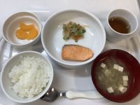 《常食》《アレルギー除去食》昼食は、鮭の塩焼きです。