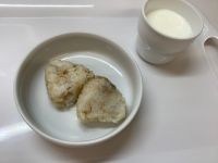 《常食》《中期B》おやつは、そぼろおにぎりです。