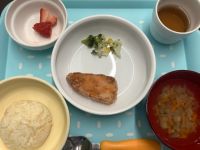 《常食》《アレルギー除去食》昼食は、鮭のしょうゆマヨ揚げです。