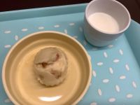 《常食》《アレルギー除去食》おやつは米粉豆腐ベーコン蒸しパンです。