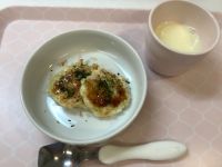 《常食》《アレルギー除去食》おやつは、豆腐とキャベツのお好み焼きです。