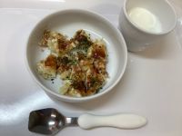 《中期B》おやつは、豆腐とキャベツのお好み焼きです。