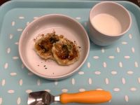 《常食》《アレルギー除去食》おやつは、豆腐とキャベツのお好み焼きです。