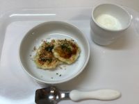 《常食》おやつは、豆腐とキャベツのお好み焼きです。