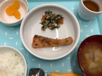 《常食》《アレルギー除去食》昼食は、鮭の磯辺焼きです。
