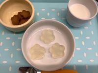 《常食》《アレルギー除去食》おやつは、りんごゼリーと米粉きなこクッキーです。