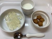 《中期B》おやつは、りんごゼリーと米粉きなこクッキーです。