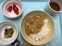 《常食》《アレルギー除去食》昼食は、米粉の大根カレーです。