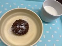 《常食》《アレルギー除去食》おやつは、米粉のココア蒸しパンです。