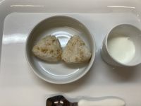 《常食》おやつは、シーチキンおにぎりです。