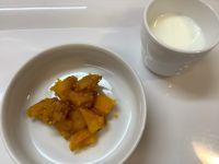 《常食》《中期B》おやつは、かぼちゃのごまがらめです。