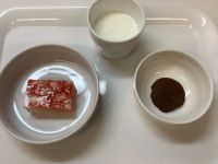 《常食》おやつは、いちごゼリーとおからと米粉のココアクッキーです。