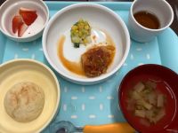 《常食》《アレルギー除去食》昼食は、かじきのみそトマト煮です。