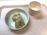 《常食》《アレルギー除去食》おやつは、おかかみそマヨおにぎりです。