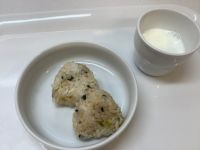 《常食》《中期B》おやつは、おかかみそマヨおにぎりです。